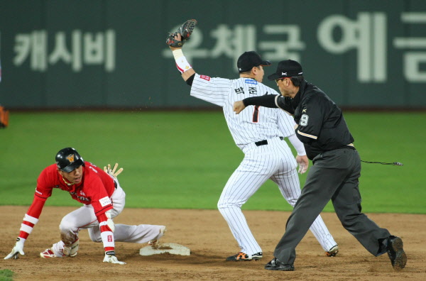 김문호선수가 보살을 기록하고 있다